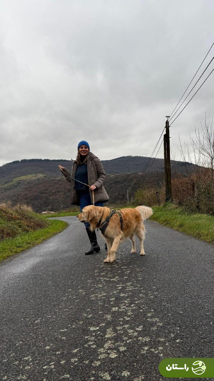 عکس | پیاده‌روی سحر دولتشاهی با سگش در یک جاده جنگلی