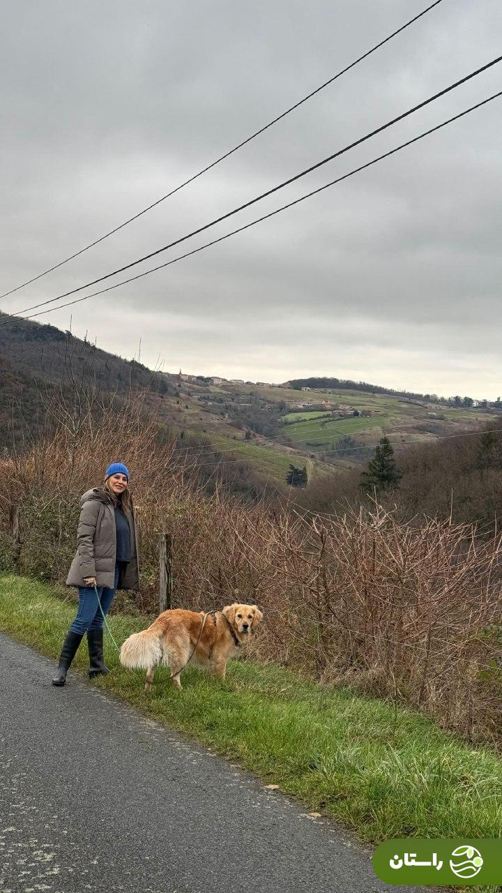 عکس | پیاده‌روی سحر دولتشاهی با سگش در یک جاده جنگلی