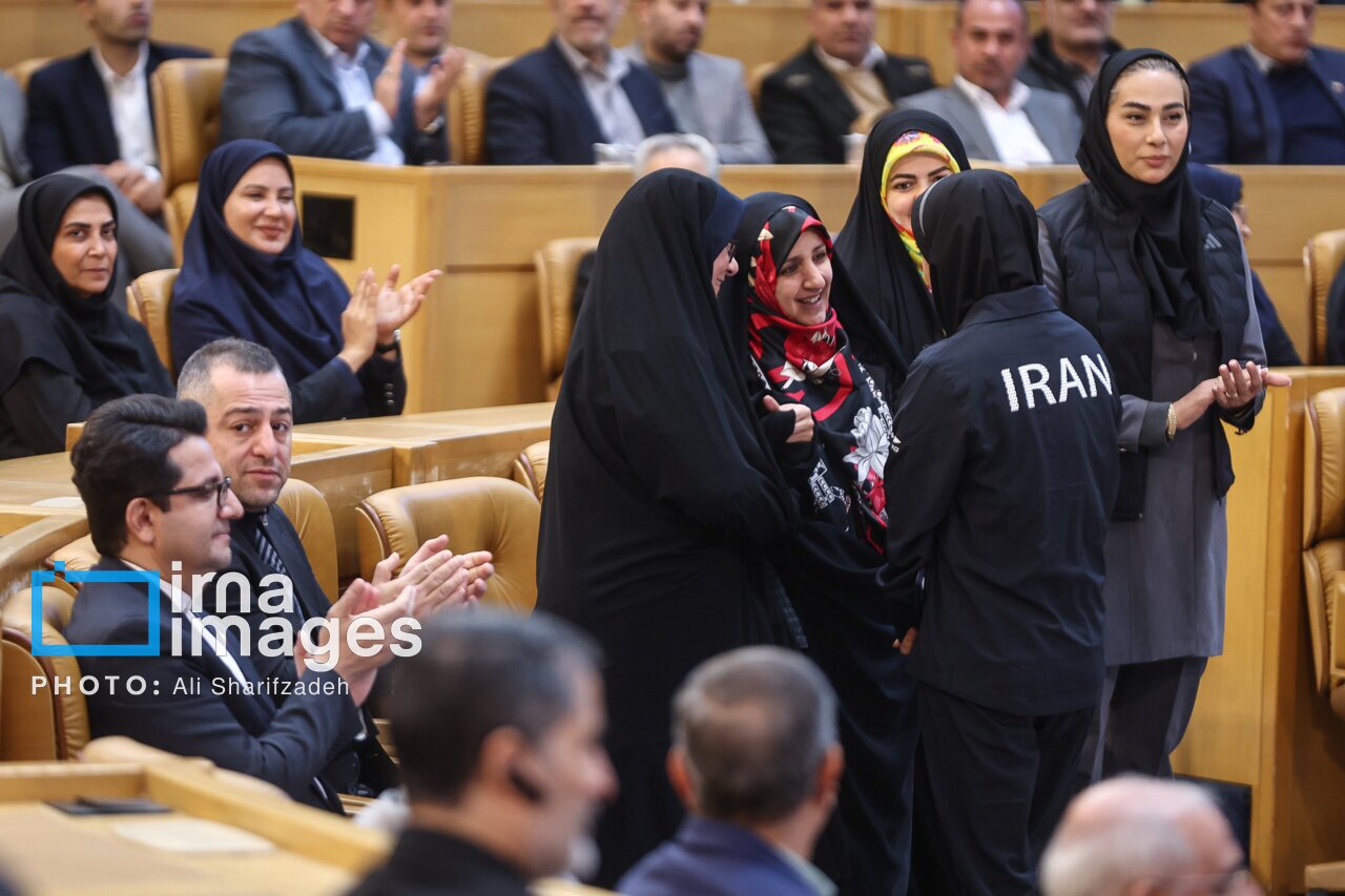 عکس | دختر مسعود پزشکیان در کنار ورزشکاران زن عکس | دختر مسعود پزشکیان در کنار ورزشکاران زن