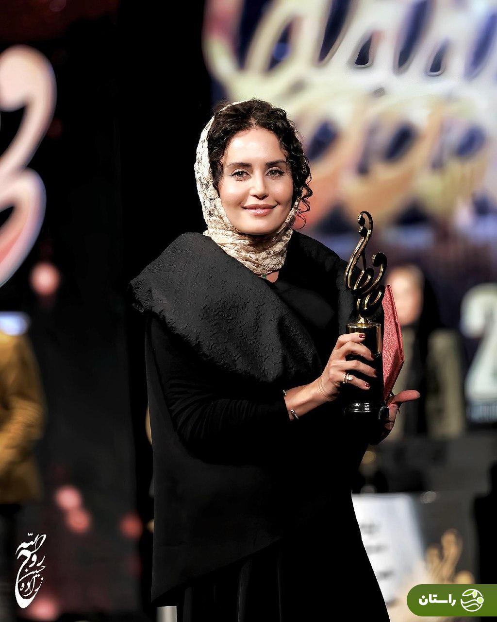 تصاویر | تیپ الناز شاکردوست در جشن حافظ حاشیهساز شد! تصاویر | تیپ الناز شاکردوست در جشن حافظ حاشیهساز شد!