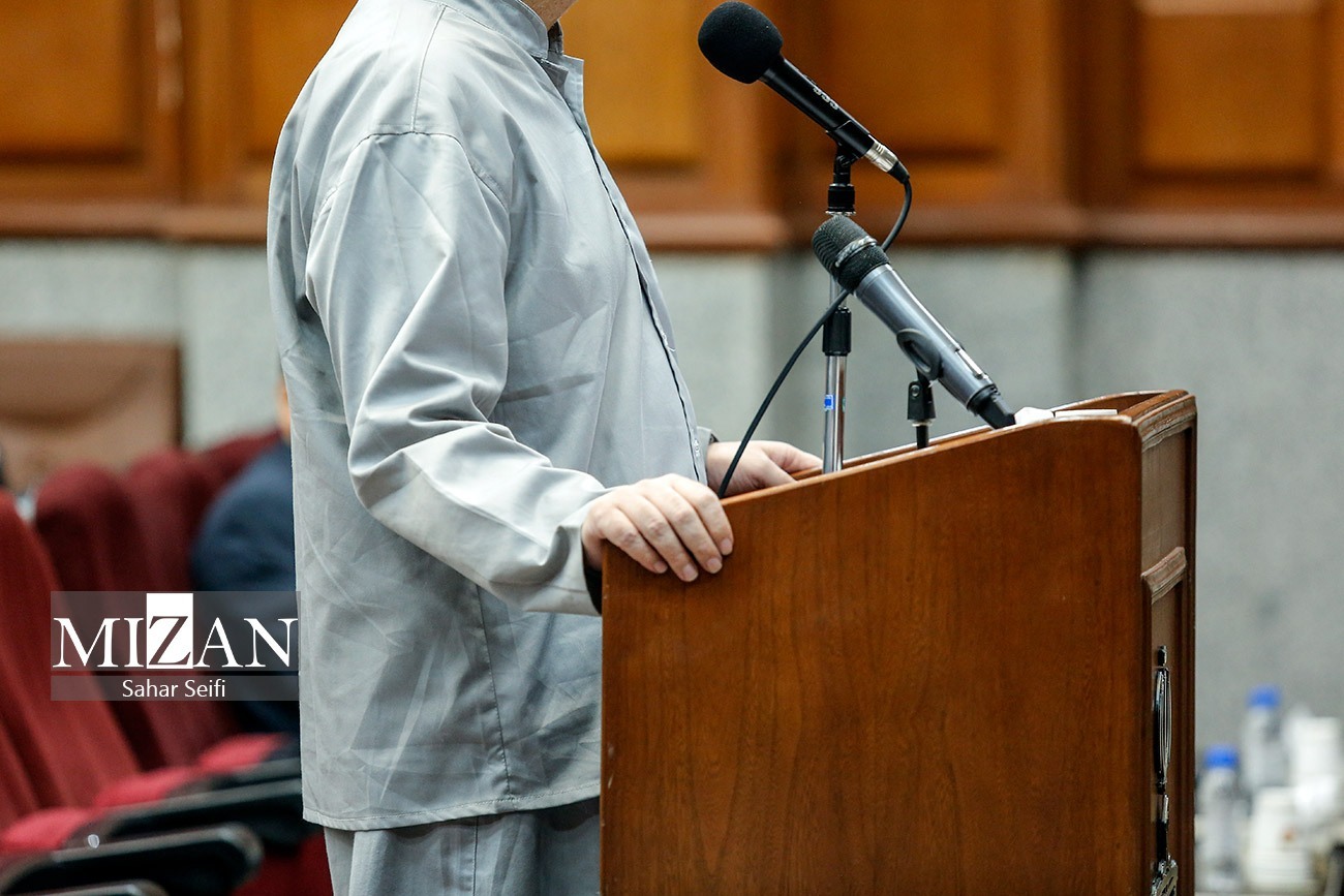 تصاویر | متهم ردیف اول چای دبش پای میز محاکمه؛ اعلام زمان صدور حکم پرونده چای دبش تصاویر | متهم ردیف اول چای دبش پای میز محاکمه؛ اعلام زمان صدور حکم پرونده چای دبش