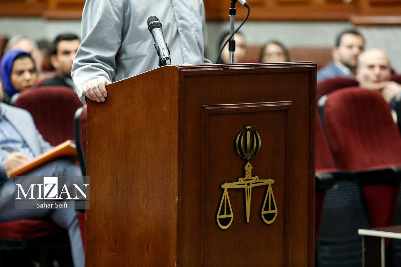 تصاویر | متهم ردیف اول چای دبش پای میز محاکمه؛ اعلام زمان صدور حکم پرونده چای دبش تصاویر | متهم ردیف اول چای دبش پای میز محاکمه؛ اعلام زمان صدور حکم پرونده چای دبش