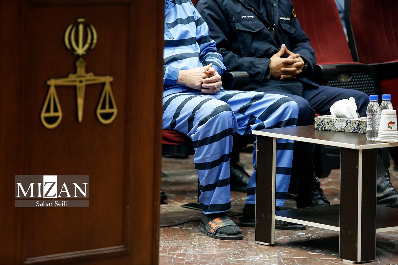 تصاویر | متهم ردیف اول چای دبش پای میز محاکمه؛ اعلام زمان صدور حکم پرونده چای دبش تصاویر | متهم ردیف اول چای دبش پای میز محاکمه؛ اعلام زمان صدور حکم پرونده چای دبش