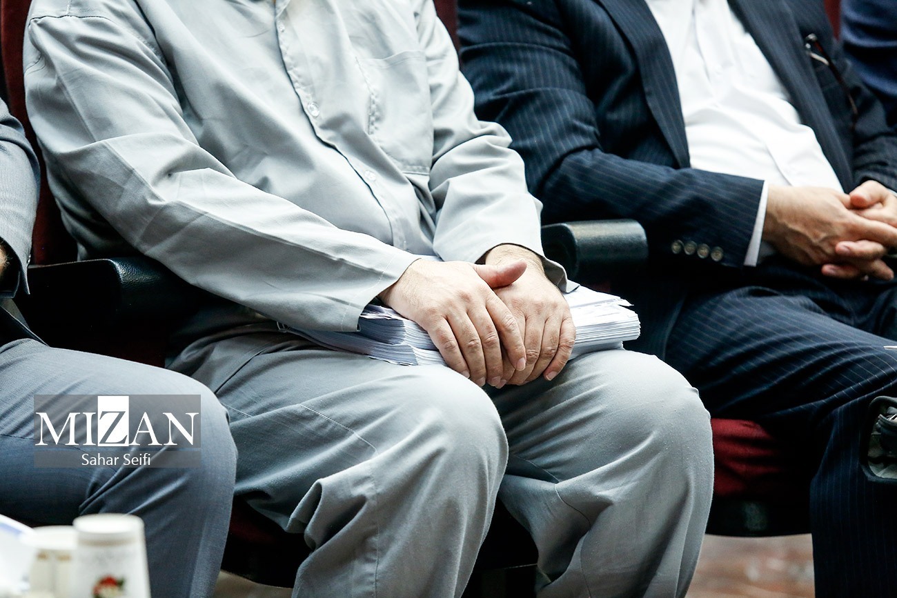 تصاویر | متهم ردیف اول چای دبش پای میز محاکمه؛ اعلام زمان صدور حکم پرونده چای دبش تصاویر | متهم ردیف اول چای دبش پای میز محاکمه؛ اعلام زمان صدور حکم پرونده چای دبش