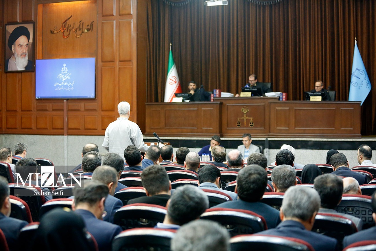 تصاویر | متهم ردیف اول چای دبش پای میز محاکمه؛ اعلام زمان صدور حکم پرونده چای دبش تصاویر | متهم ردیف اول چای دبش پای میز محاکمه؛ اعلام زمان صدور حکم پرونده چای دبش