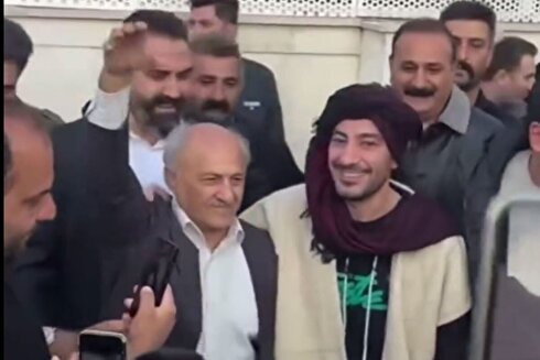 ویدئو | رقص کردی نوید محمدزاده و استقبال مردم ایلام از او