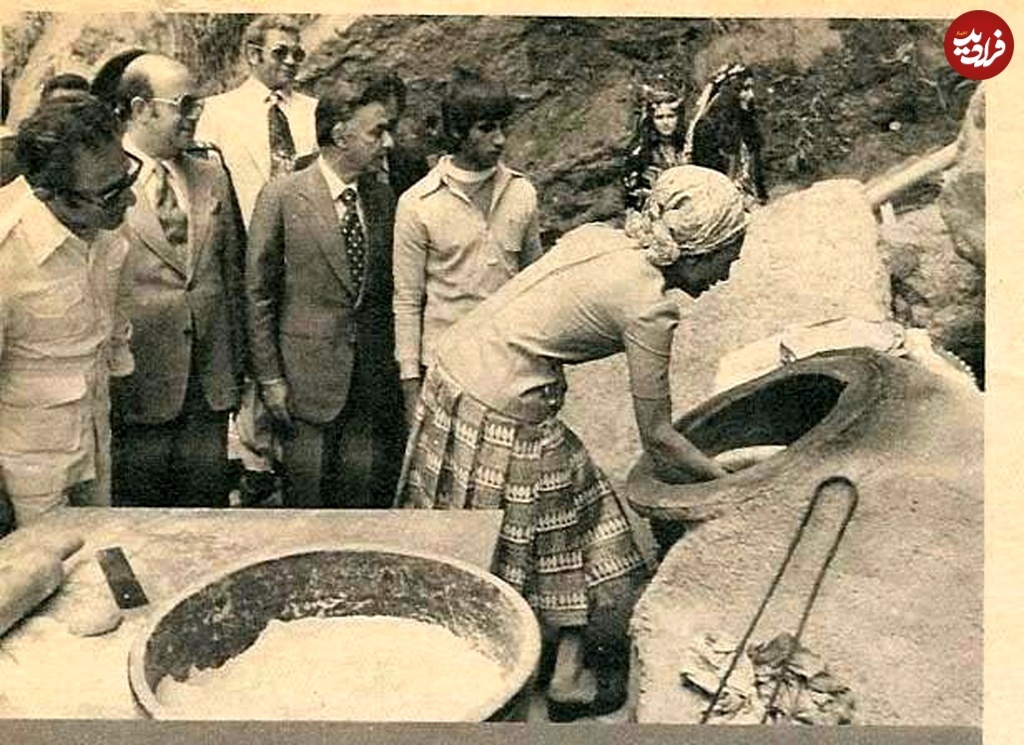 عکس | تونل زمان؛ «فرح» در حال پخت نان در تنور در طبس؛ شهریور ۱۳۵۷