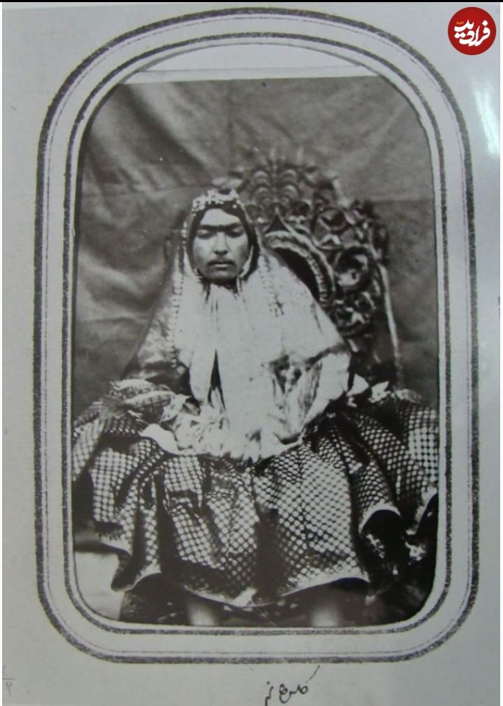 عکس | تونل زمان؛ ژست خاص «گلین خانم، اولین همسر عقدی ناصرالدین‌شاه»؛ دهه ۱۲۵۰