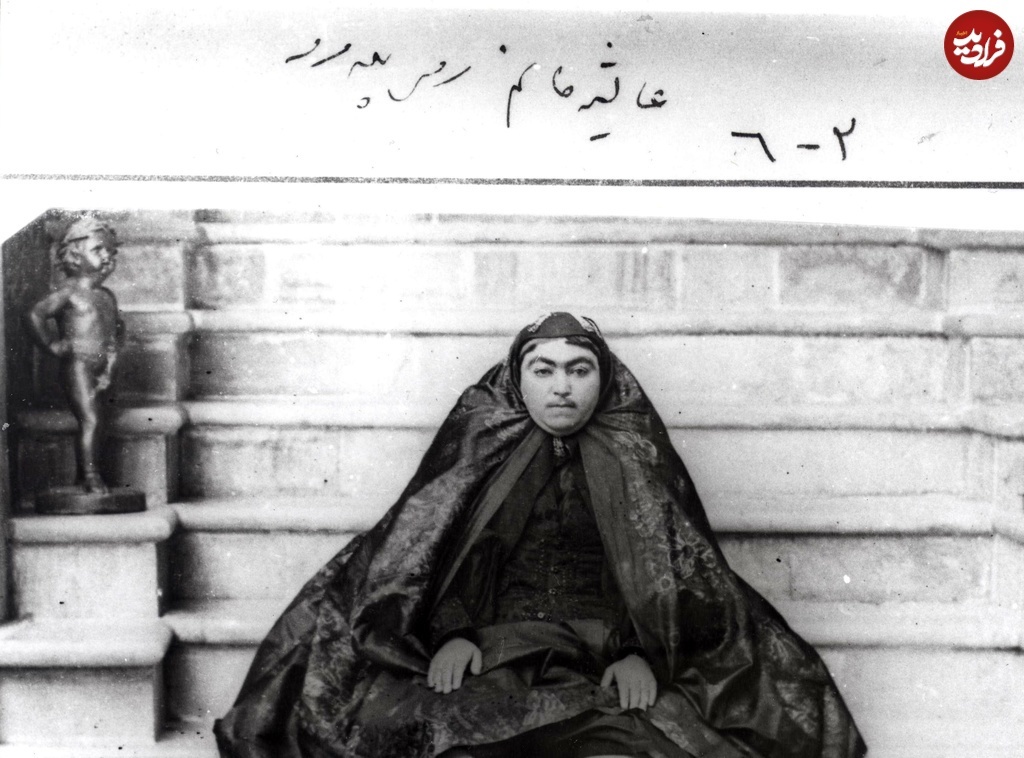 عکس | تونل زمان؛ «عالیه خانم» روی پلّکان قصر و «شیر و خورشید» در سنپترزبورگ عکس | تونل زمان؛ «عالیه خانم» روی پلّکان قصر و «شیر و خورشید» در سنپترزبورگ