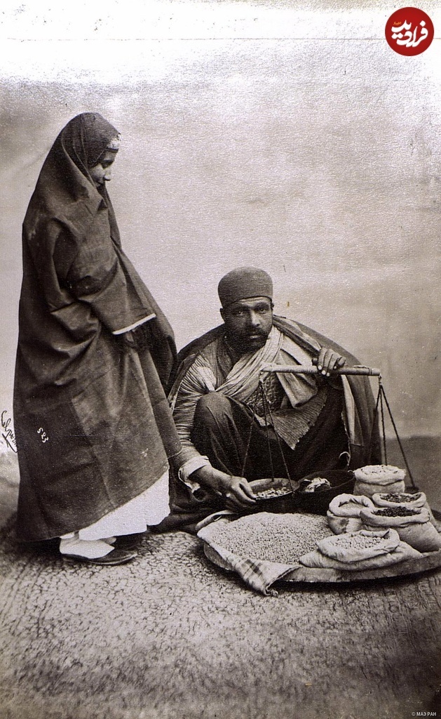 عکس | تونل زمان؛ «عالیه خانم» روی پلّکان قصر و «شیر و خورشید» در سنپترزبورگ عکس | تونل زمان؛ «عالیه خانم» روی پلّکان قصر و «شیر و خورشید» در سنپترزبورگ