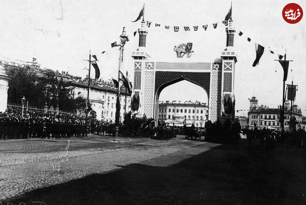 عکس | تونل زمان؛ «عالیه خانم» روی پلّکان قصر و «شیر و خورشید» در سنپترزبورگ عکس | تونل زمان؛ «عالیه خانم» روی پلّکان قصر و «شیر و خورشید» در سنپترزبورگ