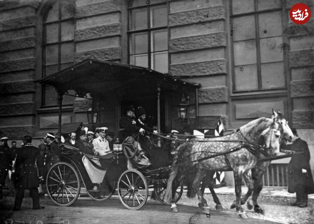 عکس | تونل زمان؛ «عالیه خانم» روی پلّکان قصر و «شیر و خورشید» در سنپترزبورگ عکس | تونل زمان؛ «عالیه خانم» روی پلّکان قصر و «شیر و خورشید» در سنپترزبورگ