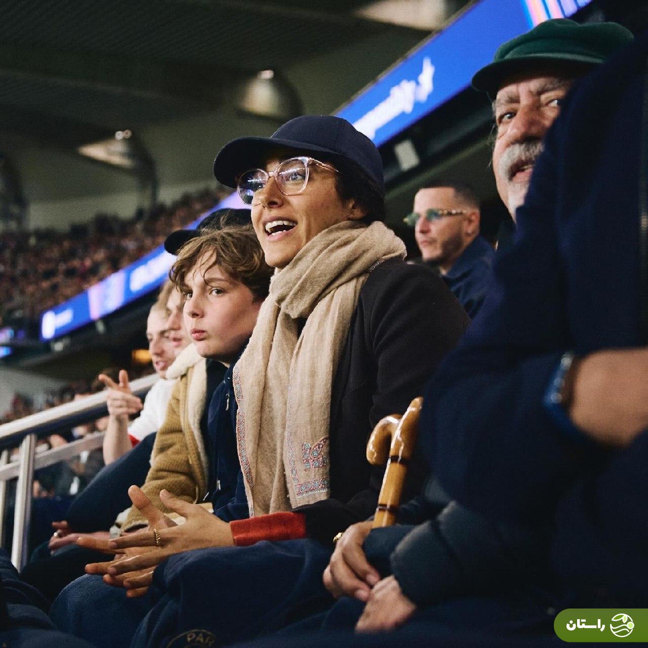 تصاویر | گلشیفته فراهانی و پدرش در حال تماشای بازی پاری سن ژرمن