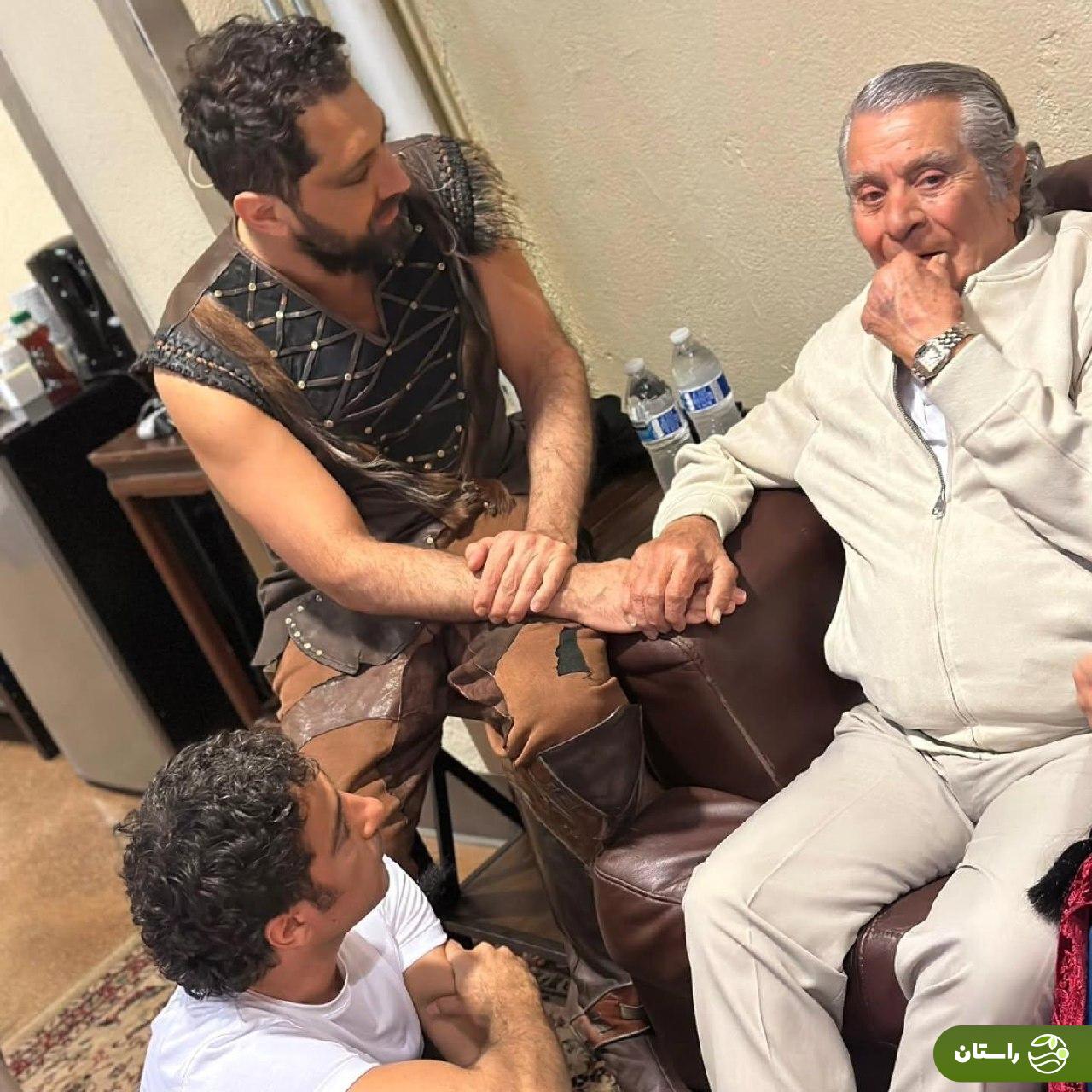 عکس |  دیدار  بهرام رادان و بهروز وثوقی در پشت صحنه کنسرت- نمایش «سی‌صد» در کالیفرنیا