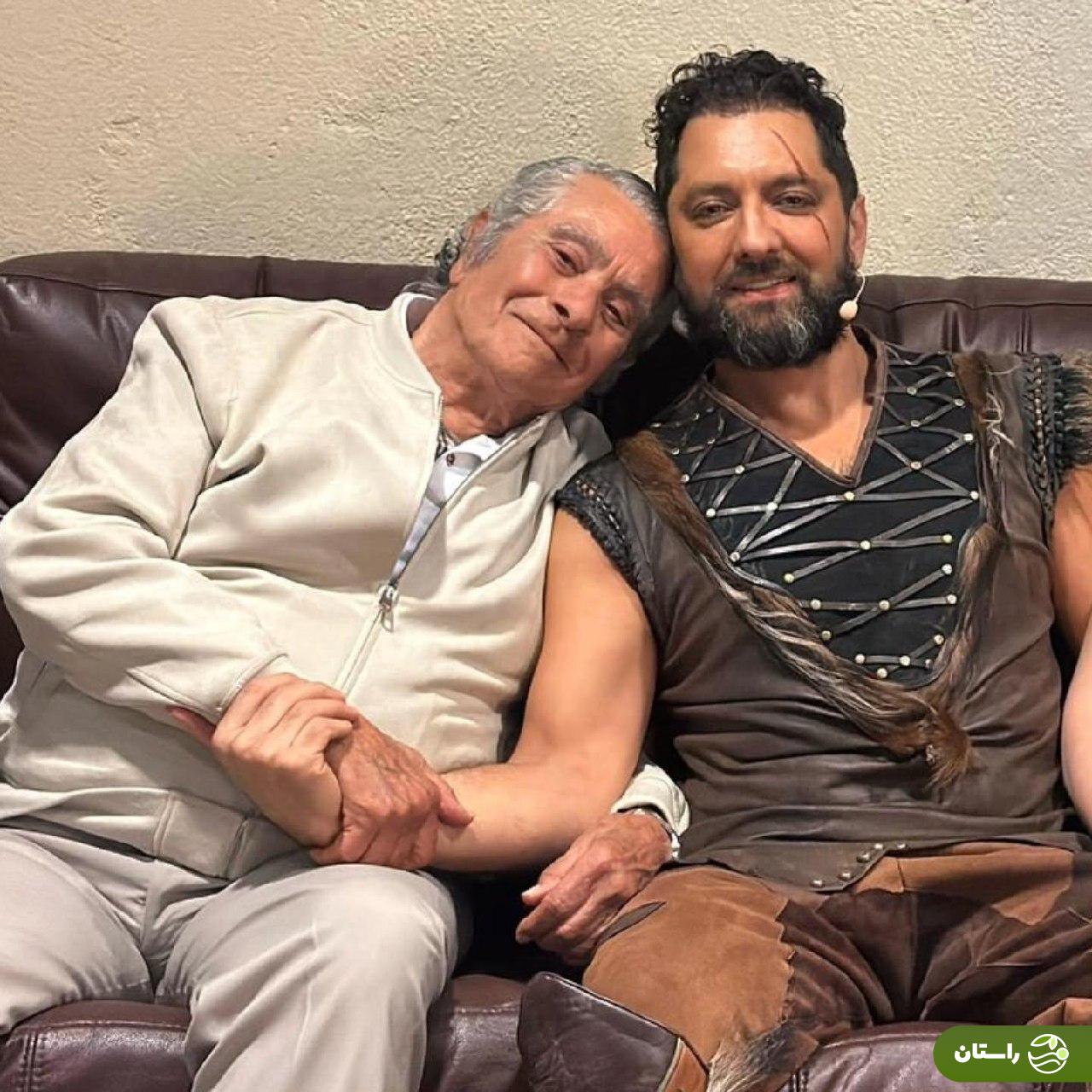 عکس |  دیدار  بهرام رادان و بهروز وثوقی در پشت صحنه کنسرت- نمایش «سی‌صد» در کالیفرنیا