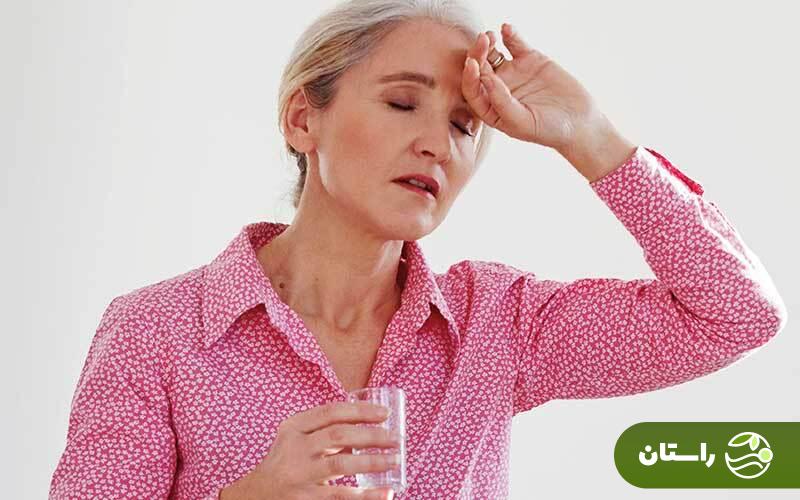 زنی در سن یائسگی که احساس گرما و داغی زیاد در بدنش می کند
