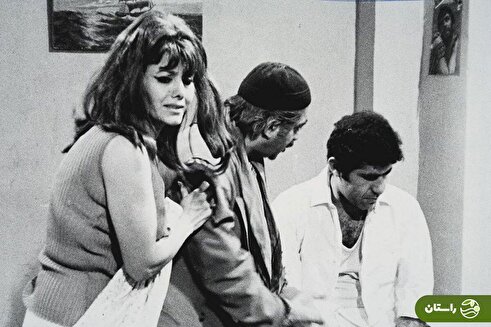 عکس | تونل زمان؛ دریافت تندیس نقش اول توسط فخری خوروش در نایت کلاب سینما ونک؛ سال ۱۳۵۰