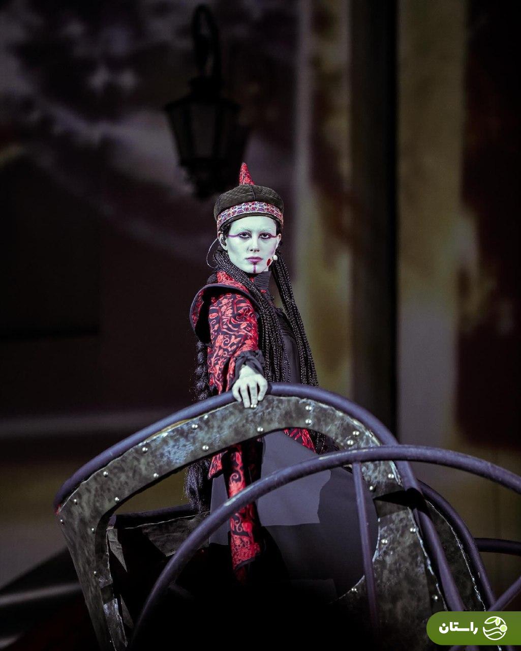 ژست و استایل خاص دلنیا آرام ستاره کنسرت نمایش «سیصد» ژست و استایل خاص دلنیا آرام ستاره کنسرت نمایش «سیصد»