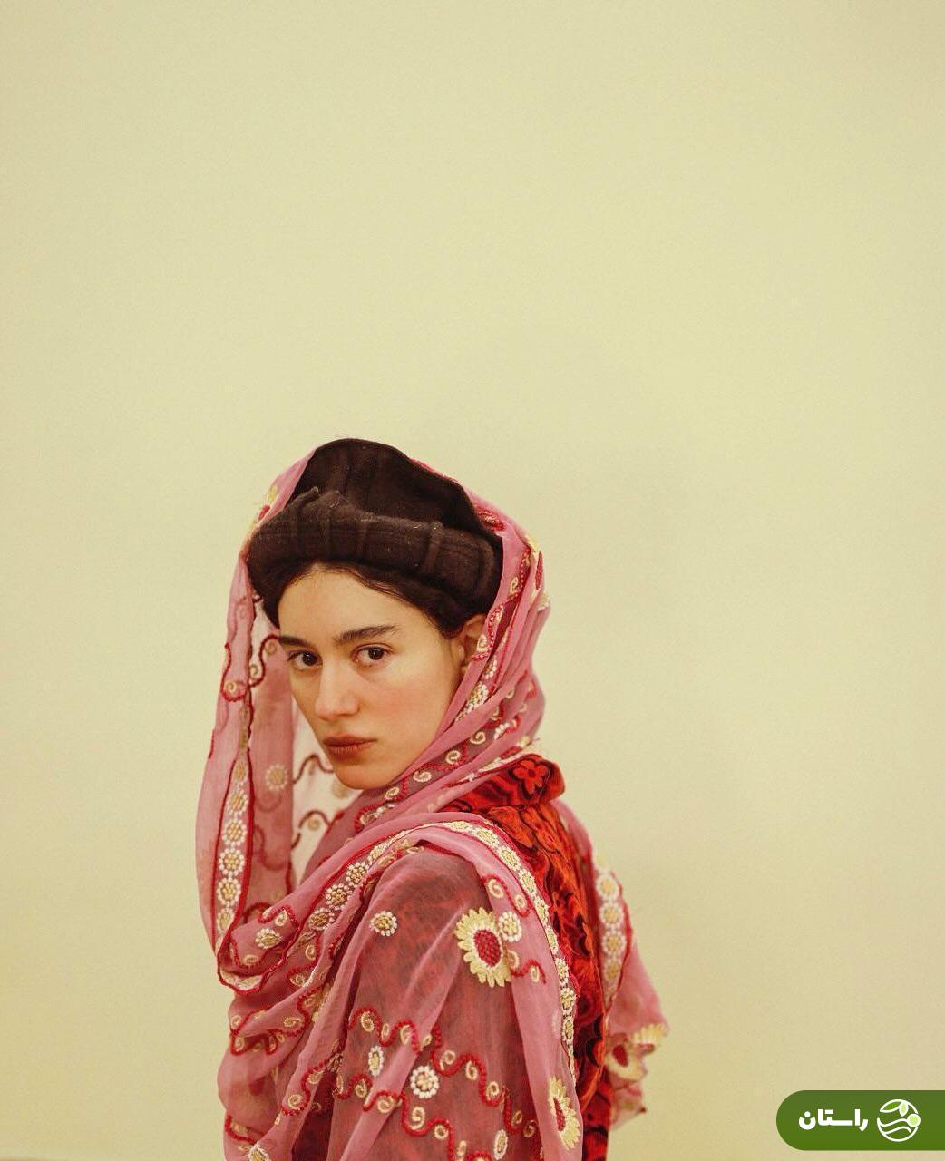 ژست و استایل خاص دلنیا آرام ستاره کنسرت نمایش «سیصد» ژست و استایل خاص دلنیا آرام ستاره کنسرت نمایش «سیصد»