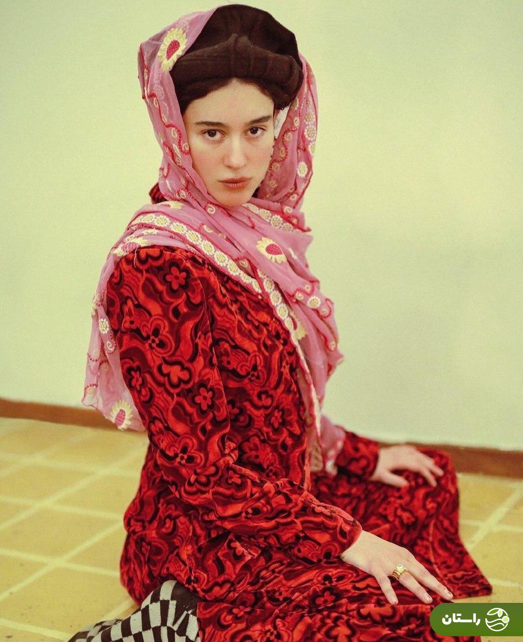 ژست و استایل خاص دلنیا آرام ستاره کنسرت نمایش «سیصد» ژست و استایل خاص دلنیا آرام ستاره کنسرت نمایش «سیصد»