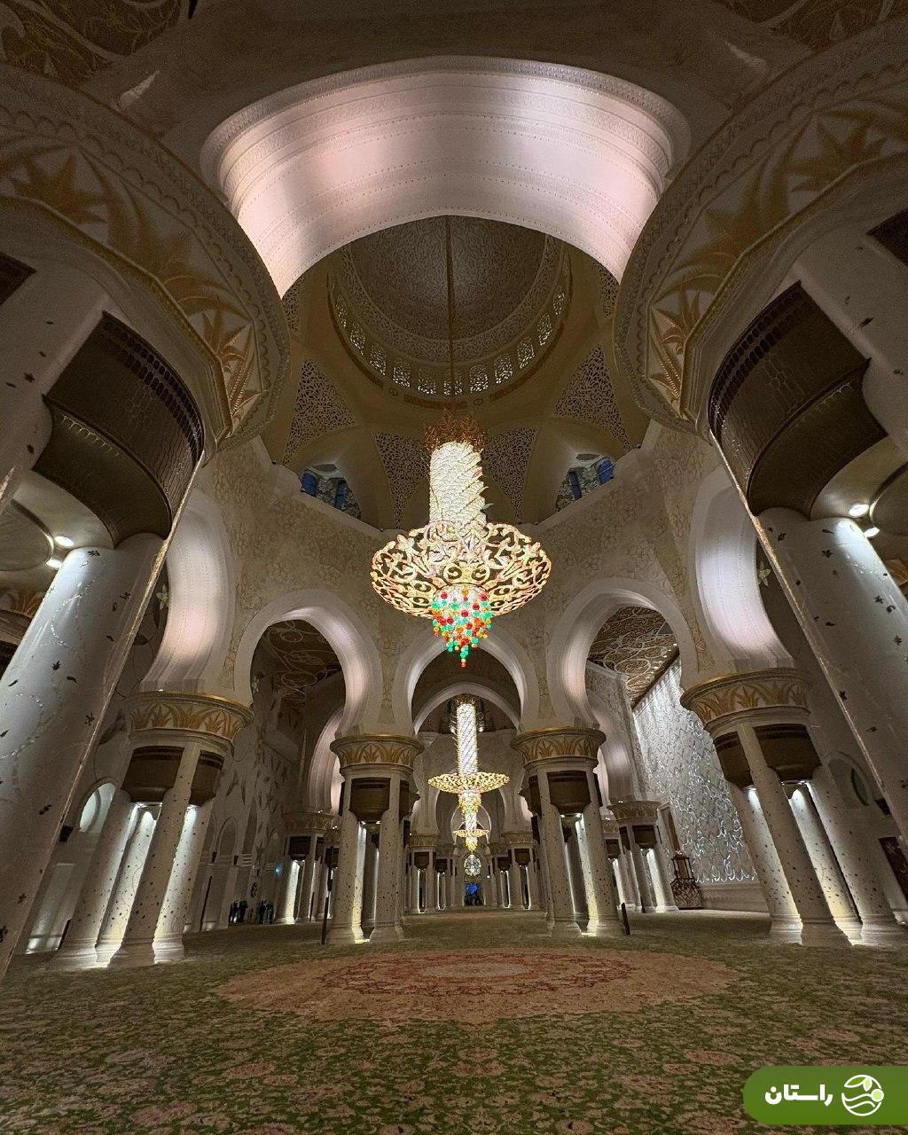 جورجینا رودریگز با پوشش اسلامی در مسجد شیح زاید