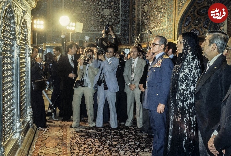 (عکس) تونل زمان؛ بازدید «فرح» و «محمدرضا پهلوی» از حرم امام رضا علیه‌السلام