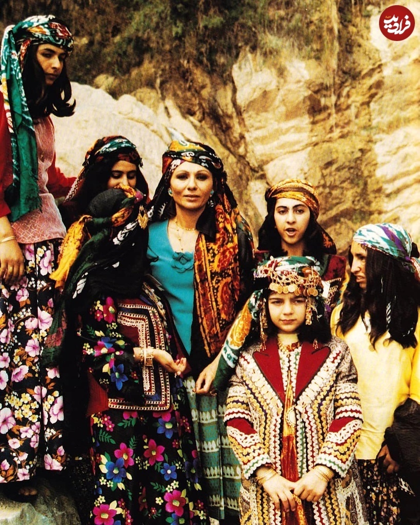 (عکس) تونل زمان؛ «فرح» در میان زنان لرستانی؛ سال ۱۳۵۶