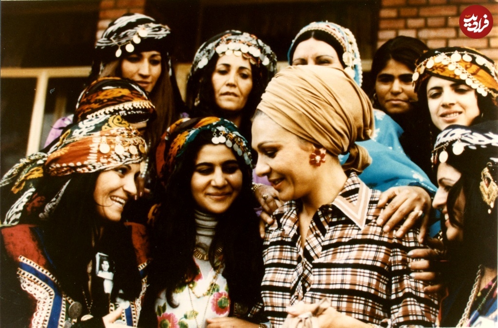 (عکس) تونل زمان؛ «فرح» در میان زنان لرستانی؛ سال ۱۳۵۶
