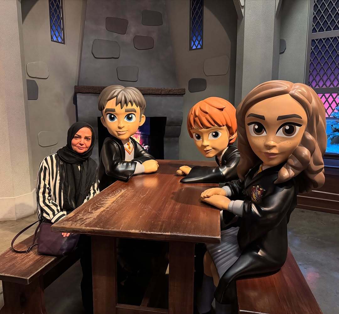 تصاویری از مجری محبوب دهه ۶۰ در دیزنی‌لند