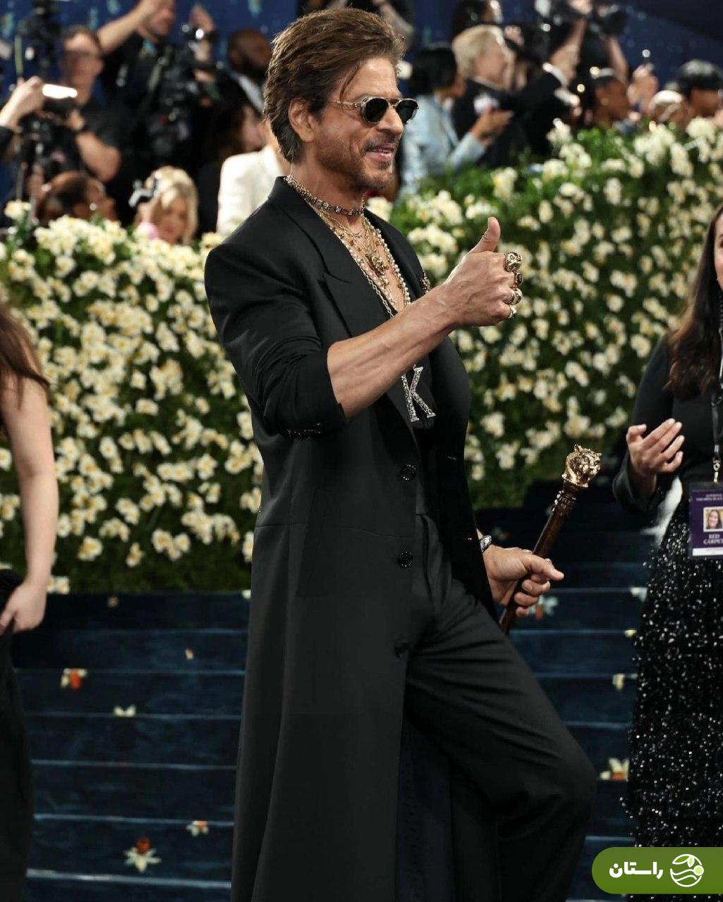 تصاویر | تیپ دیدنی شاهرخ خان برای اولین حضورش در مت‌گالا