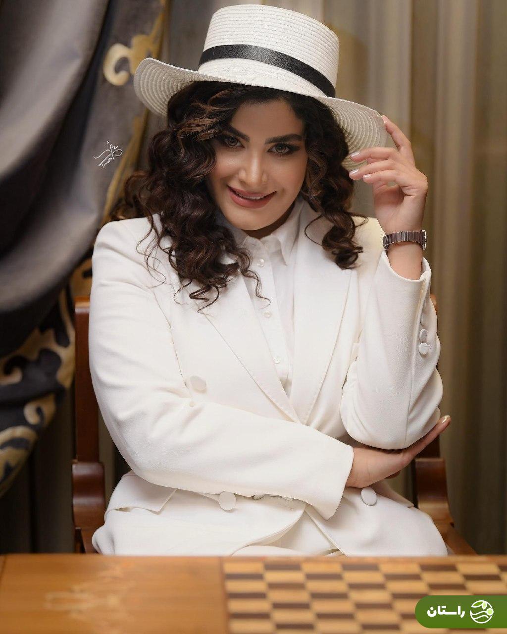 عکس | استایل جدید بهار قاسمی با کت شلوار سفید و کلاه