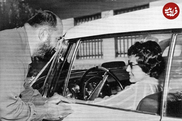 عکس | تونل زمان؛ ثریا اسفندیاری در حال گفت‌و‌گو با شعبان بی‌مخ؛ سال ۱۳۳۲