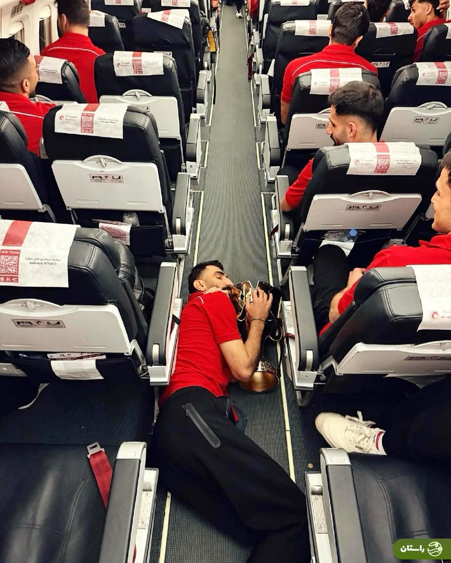 عکسی عجیب از خوابیدن علیرضا بیرانوند با جام قهرمانی در کف هواپیما