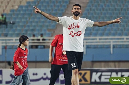 عکسی عجیب از خوابیدن علیرضا بیرانوند با جام قهرمانی در کف هواپیما