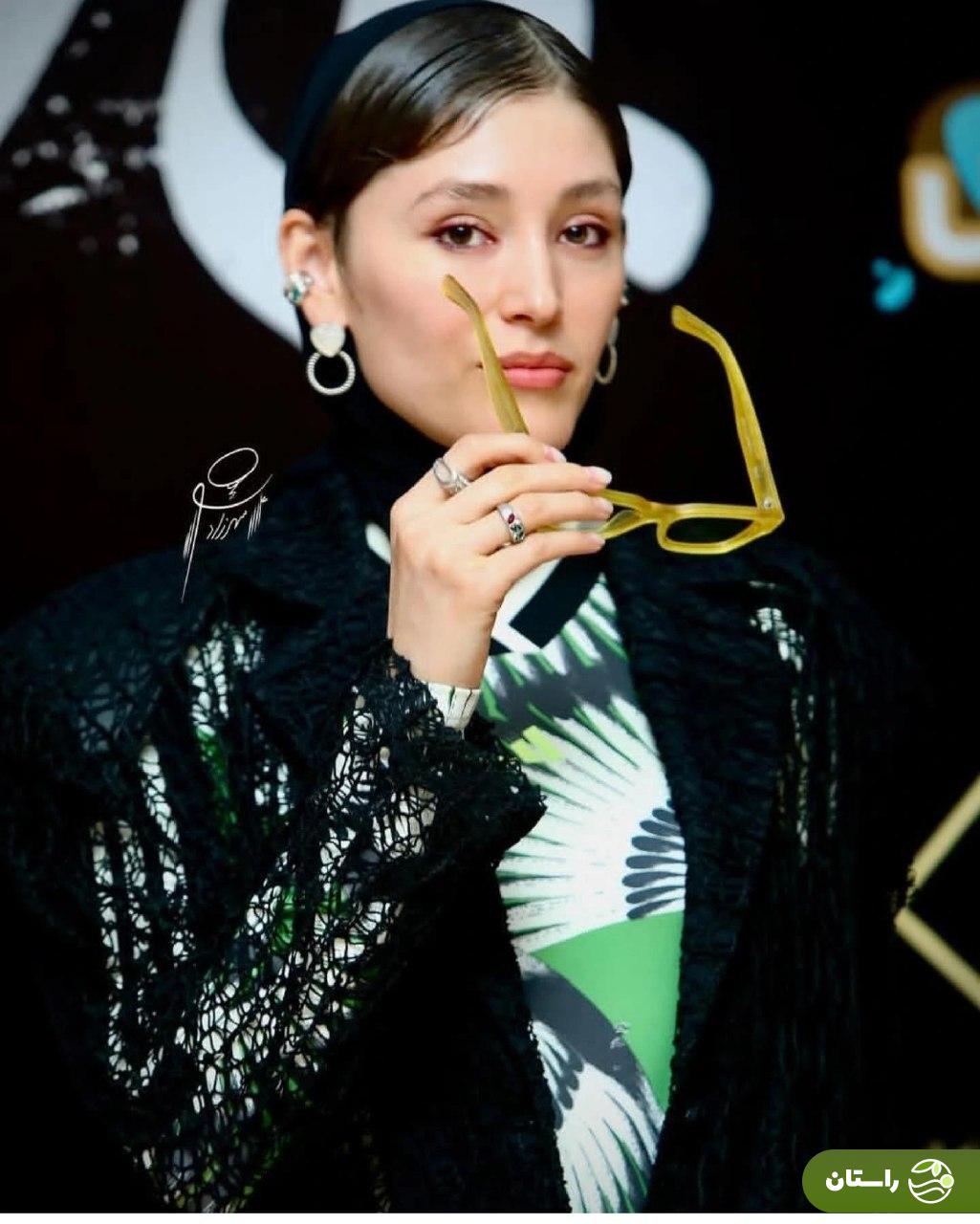 تصاویر | استایل جنجالی و جسورانه فرشته حسینی در مراسم فیلم «بی سر و صدا» تصاویر | استایل جنجالی و جسورانه فرشته حسینی در مراسم فیلم «بی سر و صدا»