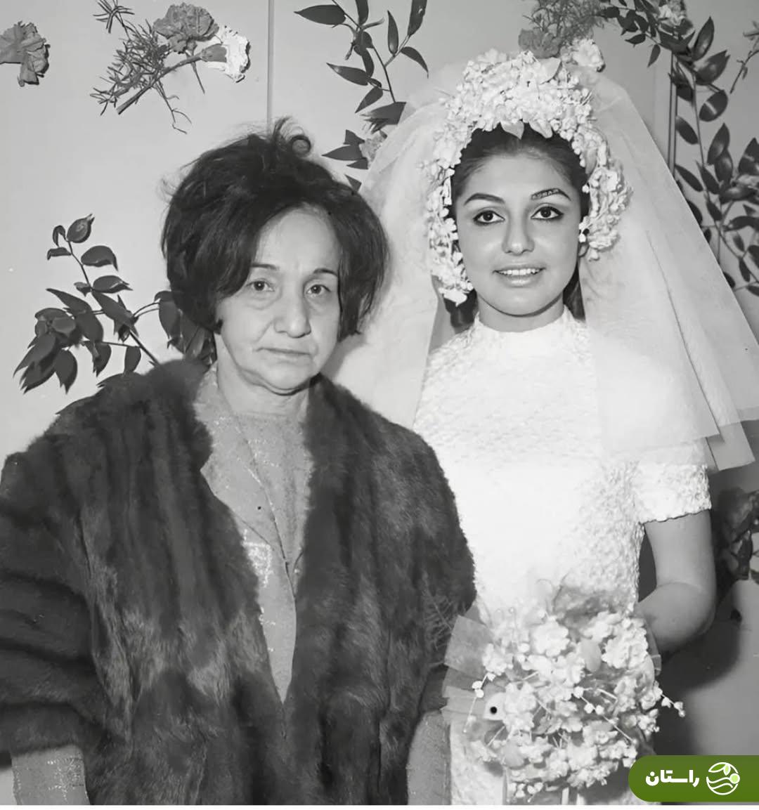 عکس | تونل زمان؛ گوگوش ۱۷ ساله با لباس عروس در کنار مادر شوهرش؛ سال ۱۳۴۶