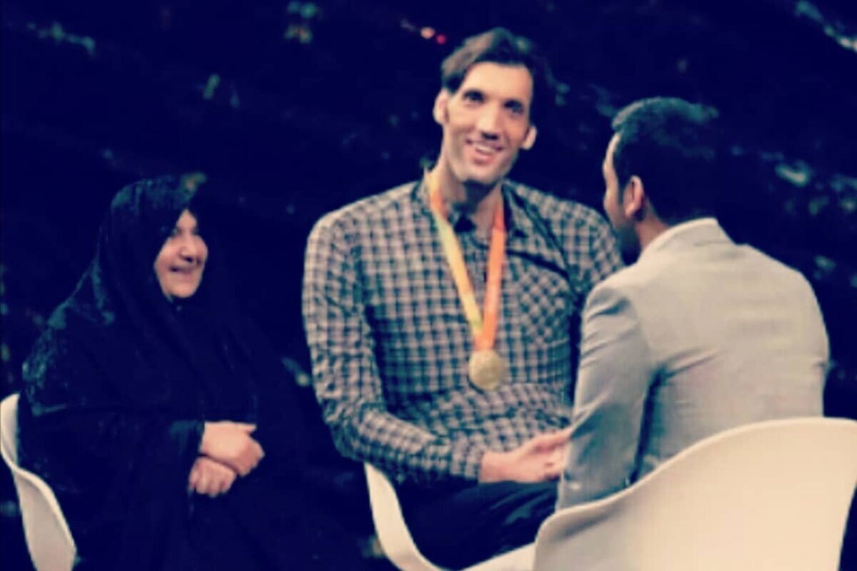 ویدئو | اشکهای تلخ مرتضی مهرزاد، بلندقامتترین مرد ایران به یاد مادر مرحومش در برنامه ۱۰۰۱