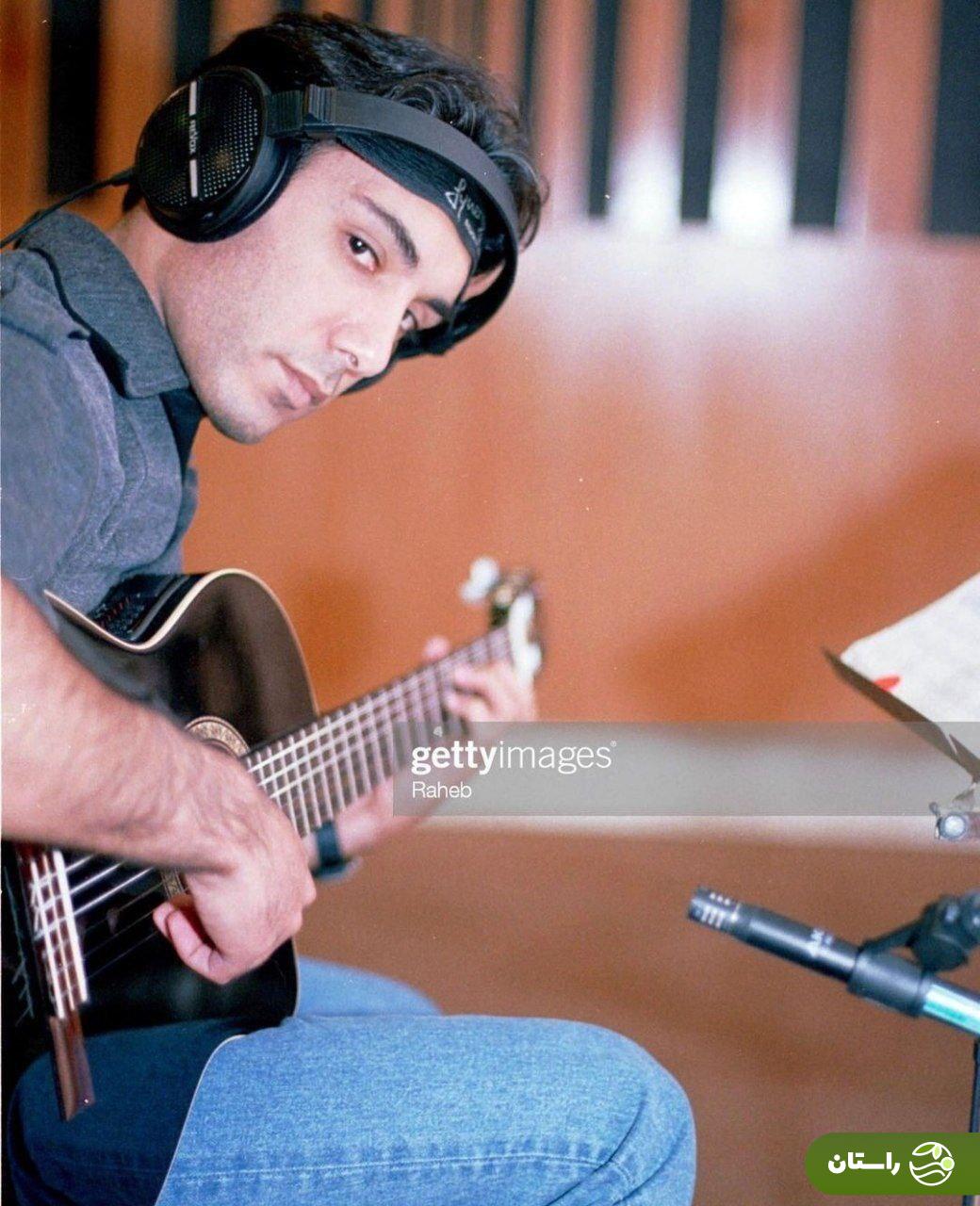 شادمهر عقیلی در حال نواختن گیتار