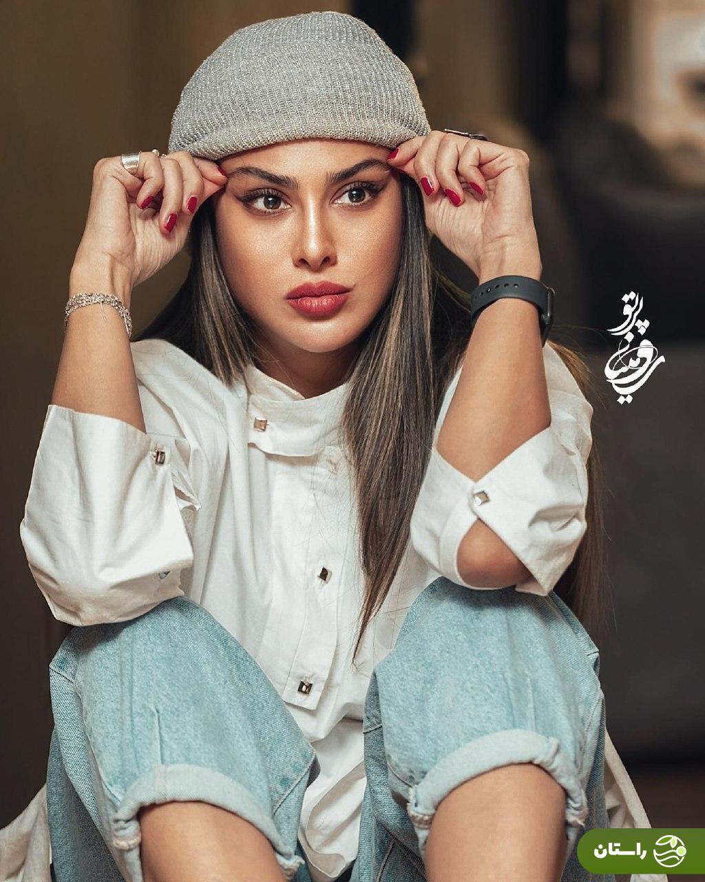 عکس | ژست عجیب آزاده صمدی وایرال شد