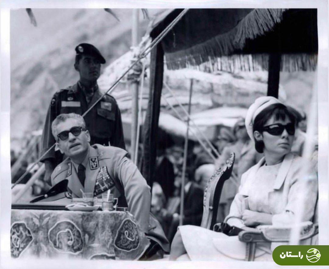 عکس | تونل زمان؛ شاه و فرح در مانور نیروهای ویژه هوابرد در سد کرج، سال ۱۳۴۲