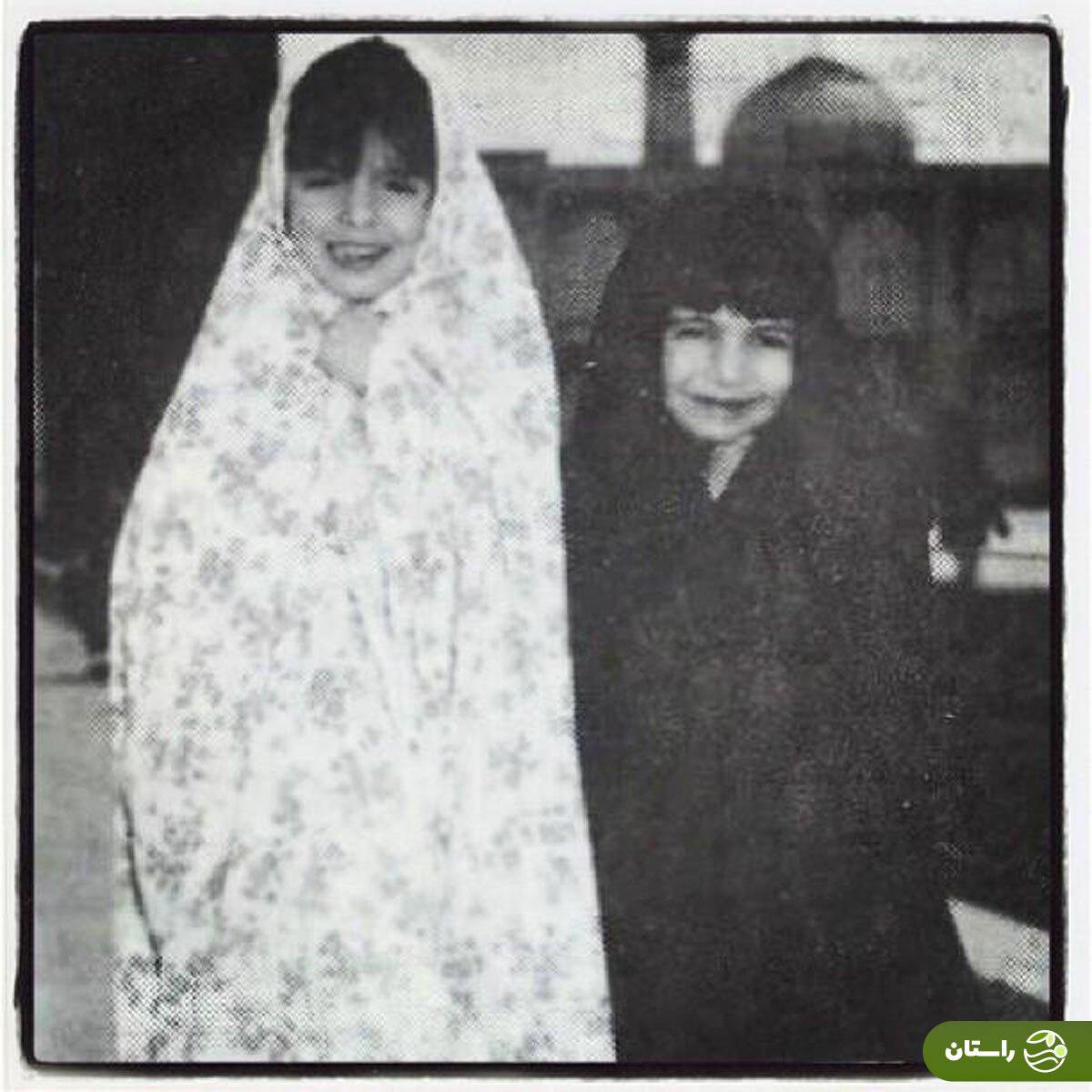 عکس | تونل زمان؛ لیلی رشیدی و لیلا حاتمی با چادر در حرم امام رضا؛ دهه ۵۰