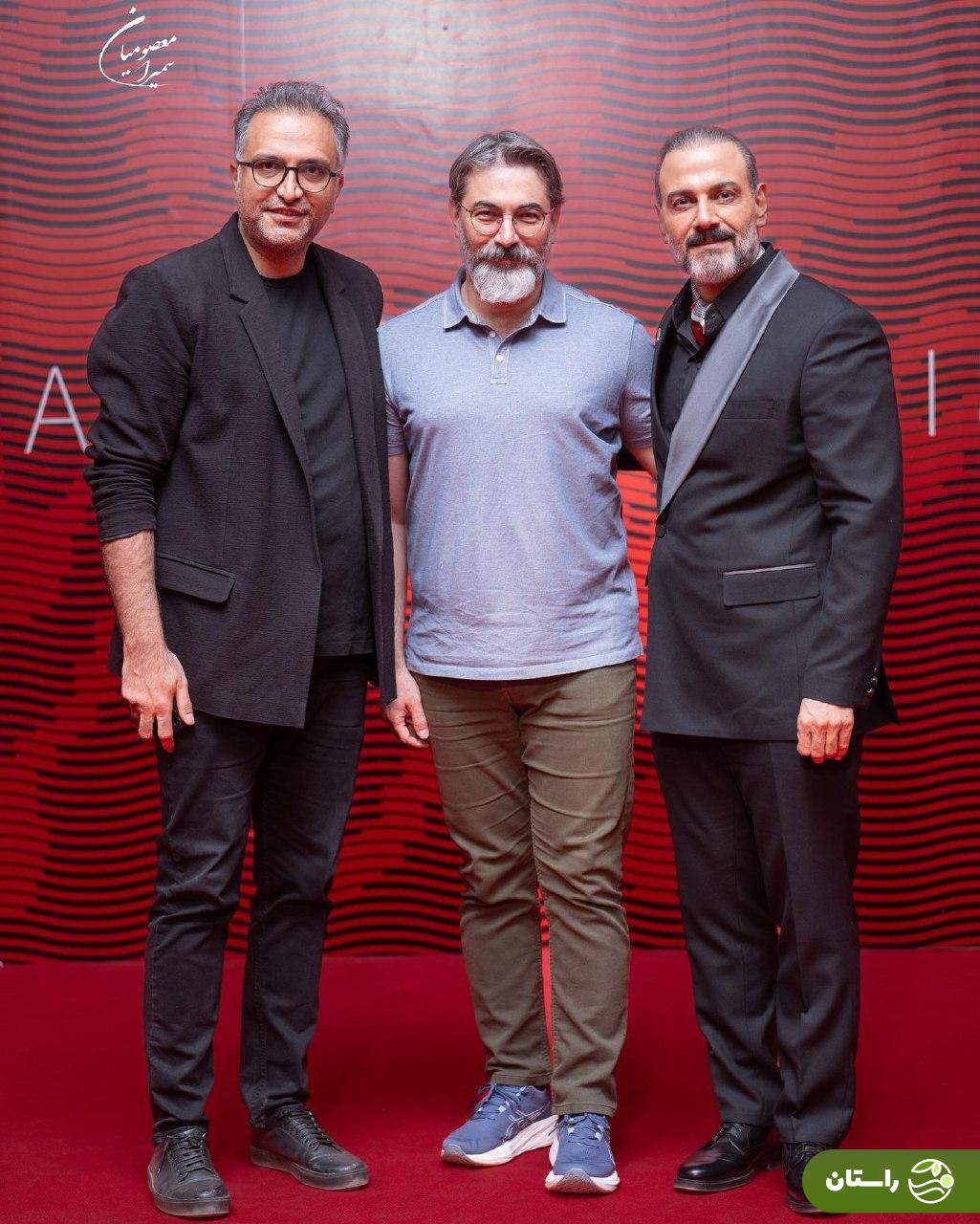 عکس یادگاری پارسا پیروزفر و سوگل خلیق با علیرضا قربانی در پشت صحنه کنسرت ورزشگاه آزادی