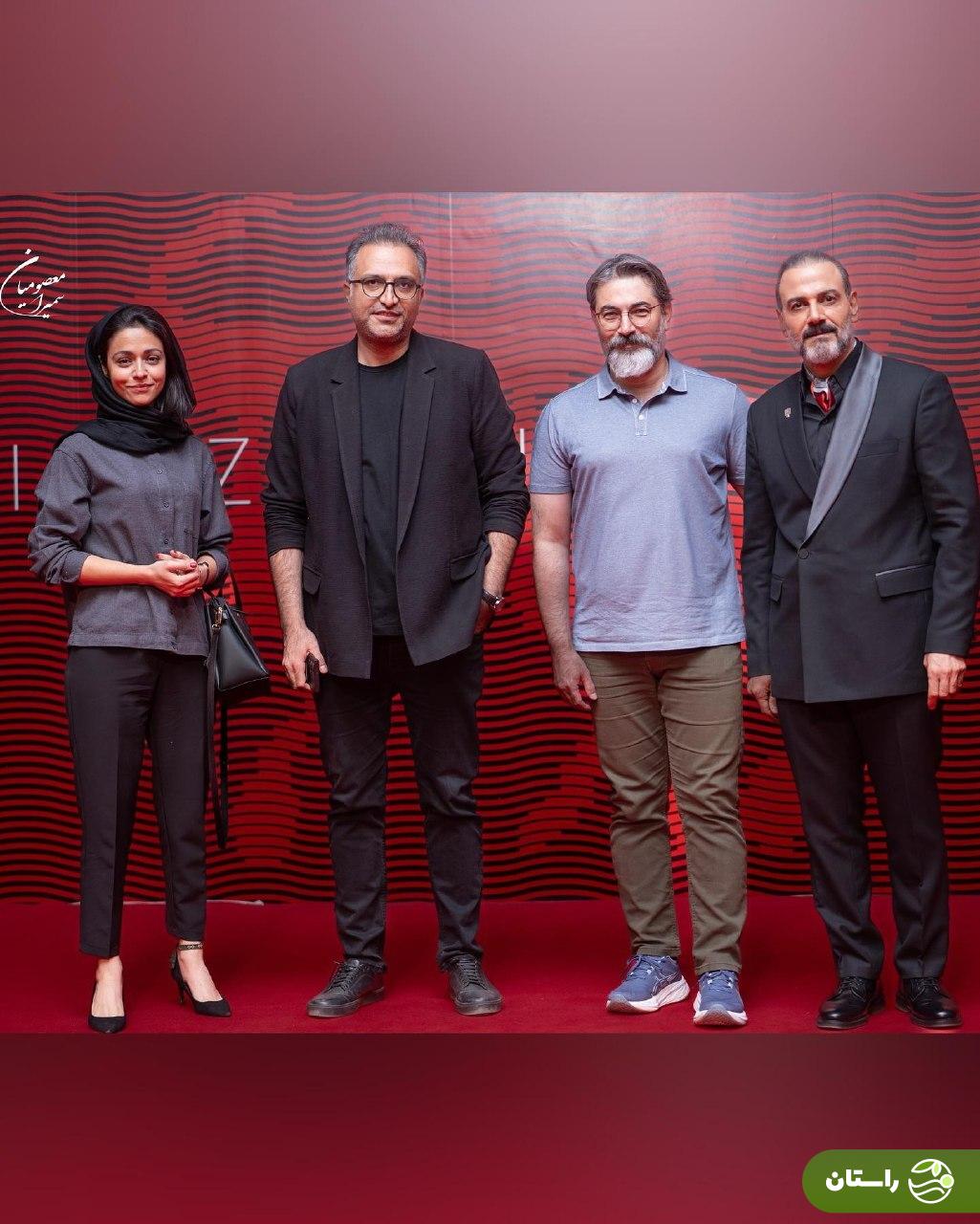 عکس یادگاری پارسا پیروزفر و سوگل خلیق با علیرضا قربانی در پشت صحنه کنسرت ورزشگاه آزادی