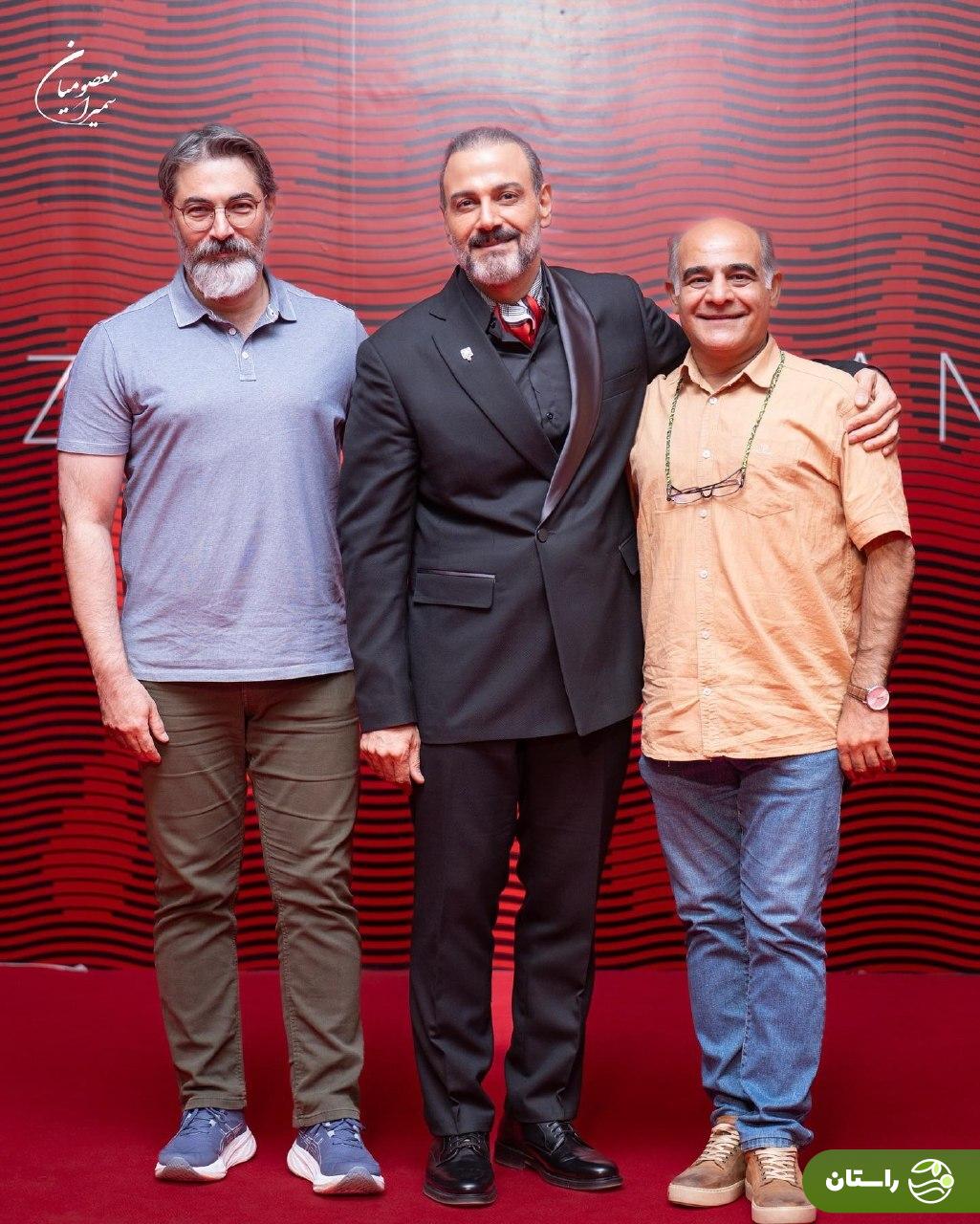 عکس یادگاری پارسا پیروزفر و سوگل خلیق با علیرضا قربانی در پشت صحنه کنسرت ورزشگاه آزادی