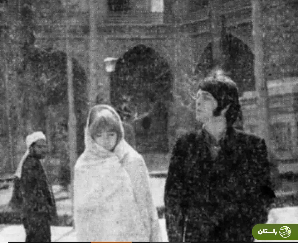 عکس | تونل زمان؛ قلیان کشیدن پل مک کارتنی خواننده گروه بیتلز در کنار ویگن؛ تهران سال ۱۳۴۷ عکس | تونل زمان؛ قلیان کشیدن پل مک کارتنی خواننده گروه بیتلز در کنار ویگن؛ تهران سال ۱۳۴۷