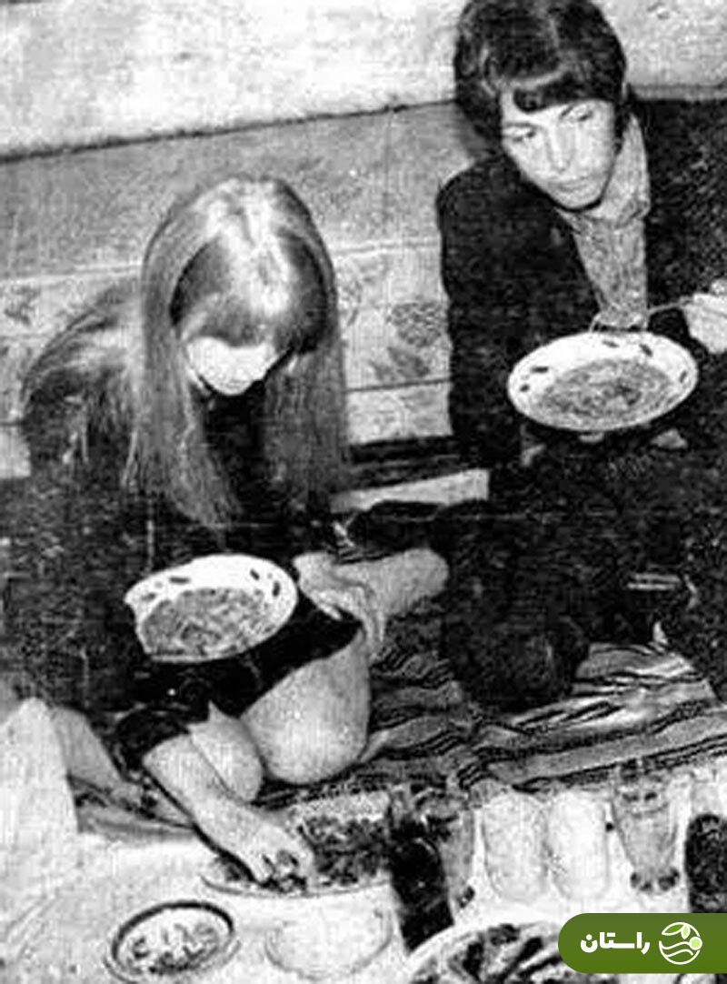 عکس | تونل زمان؛ قلیان کشیدن پل مک کارتنی خواننده گروه بیتلز در کنار ویگن؛ تهران سال ۱۳۴۷ عکس | تونل زمان؛ قلیان کشیدن پل مک کارتنی خواننده گروه بیتلز در کنار ویگن؛ تهران سال ۱۳۴۷