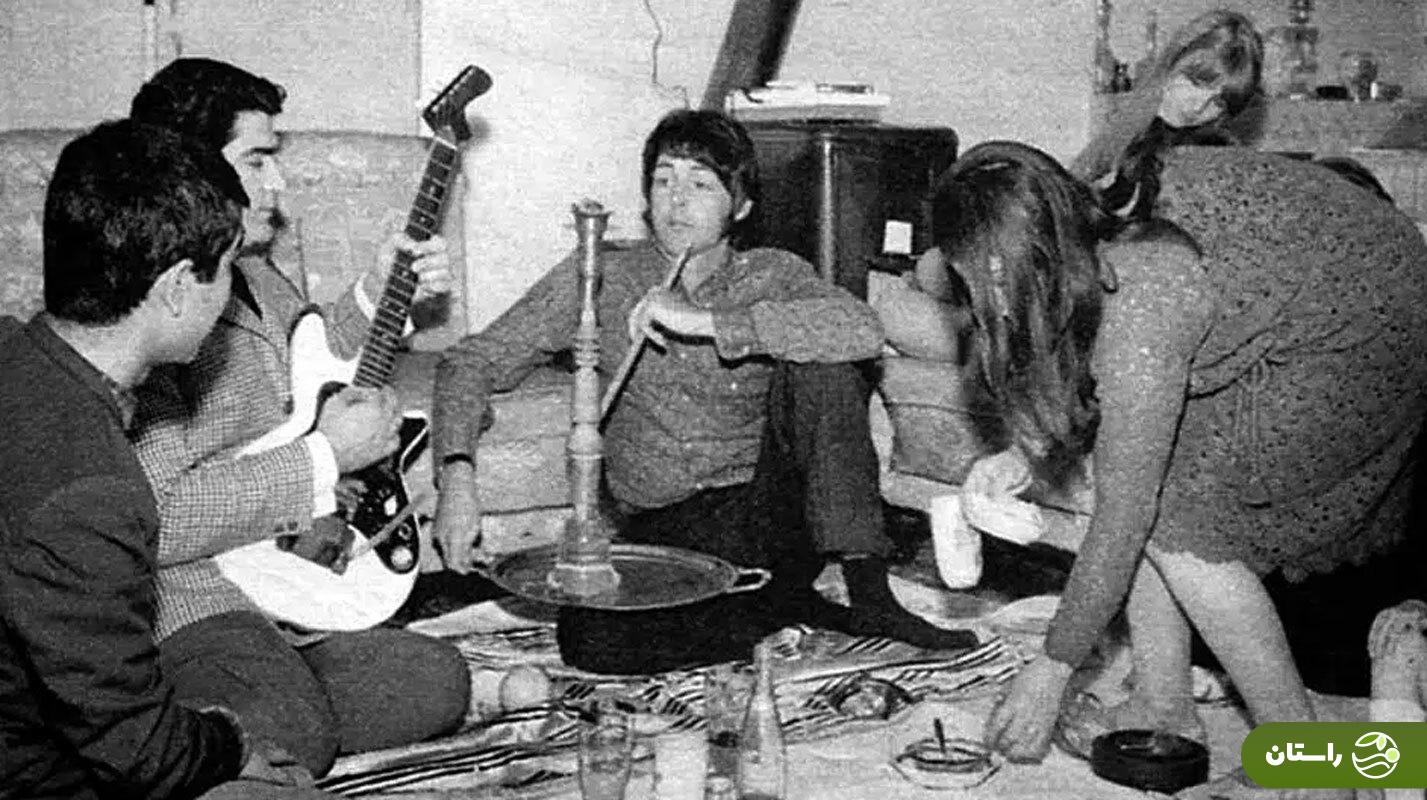 عکس | تونل زمان؛ قلیان کشیدن پل مک کارتنی خواننده گروه بیتلز در کنار ویگن؛ تهران سال ۱۳۴۷ عکس | تونل زمان؛ قلیان کشیدن پل مک کارتنی خواننده گروه بیتلز در کنار ویگن؛ تهران سال ۱۳۴۷