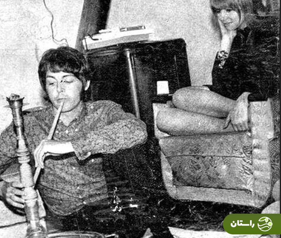 عکس | تونل زمان؛ قلیان کشیدن پل مک کارتنی خواننده گروه بیتلز در کنار ویگن؛ تهران سال ۱۳۴۷ عکس | تونل زمان؛ قلیان کشیدن پل مک کارتنی خواننده گروه بیتلز در کنار ویگن؛ تهران سال ۱۳۴۷