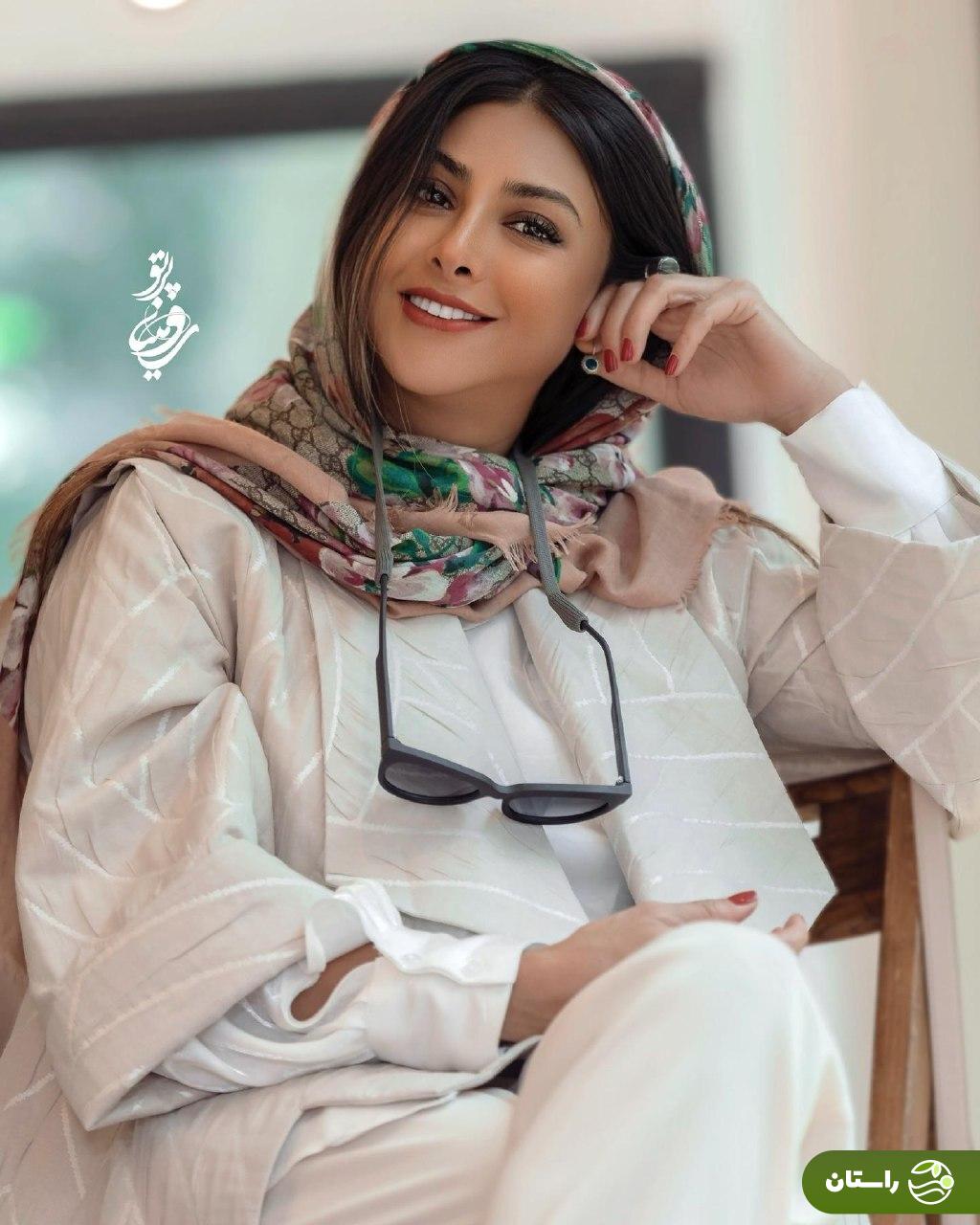 عکس | تیپ تابستانی و ژست‌ آزاده صمدی سوژه شد