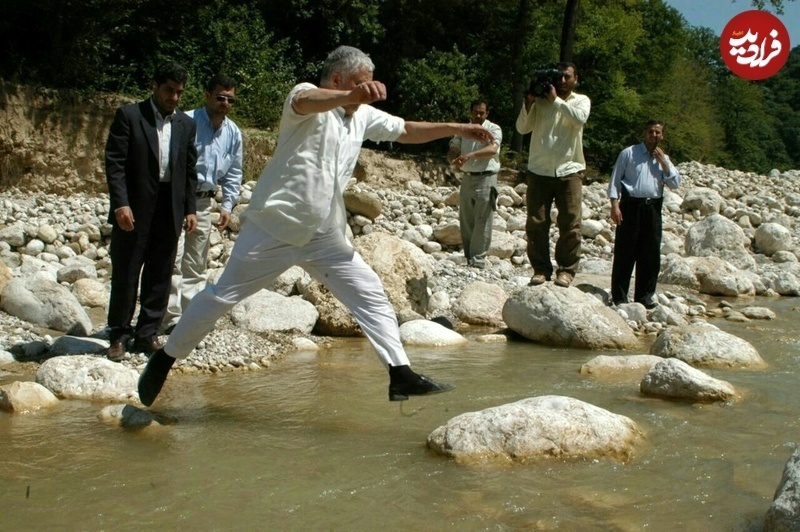 عکس | تونل زمان؛ مرحوم هاشمی رفسنجانی در حال پریدن از رودخانه